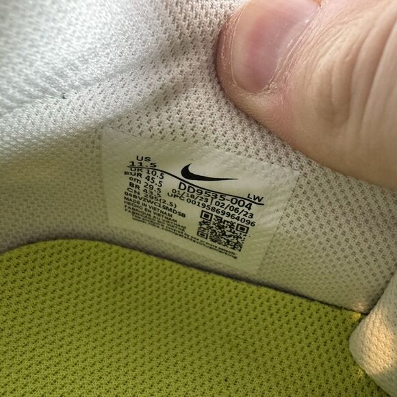 Nike Athletic Shoes in Black and White - Picture 8 of 8